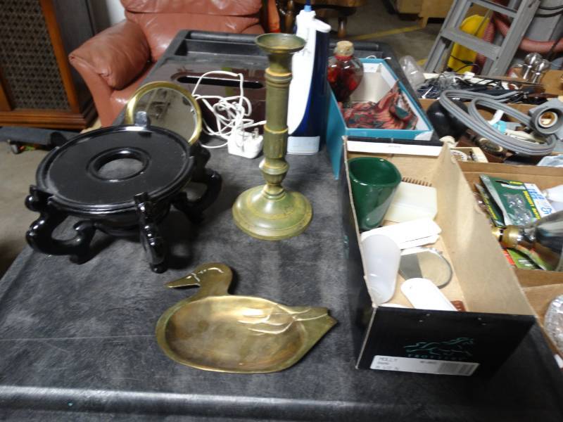 lot 17721 image: Lot of bathroom items.