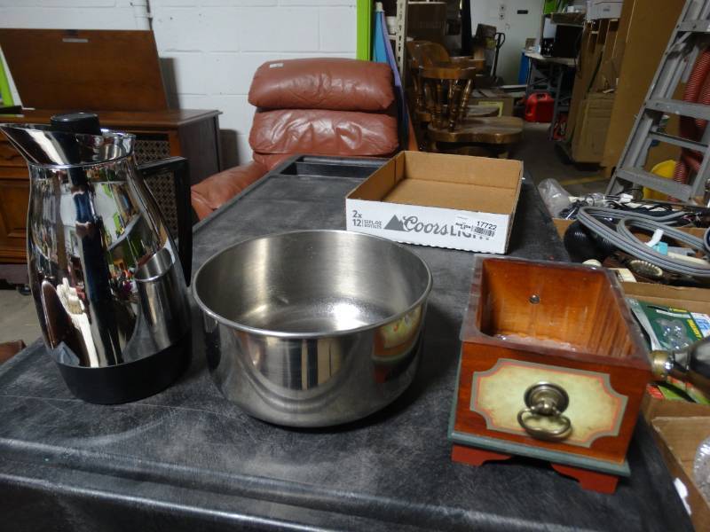 lot 17722 image: Coffee pitcher, metal bowl & decor box.