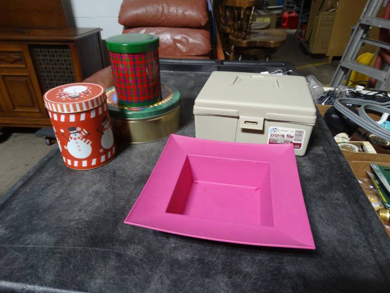 lot 17723 image: Lot of containers.