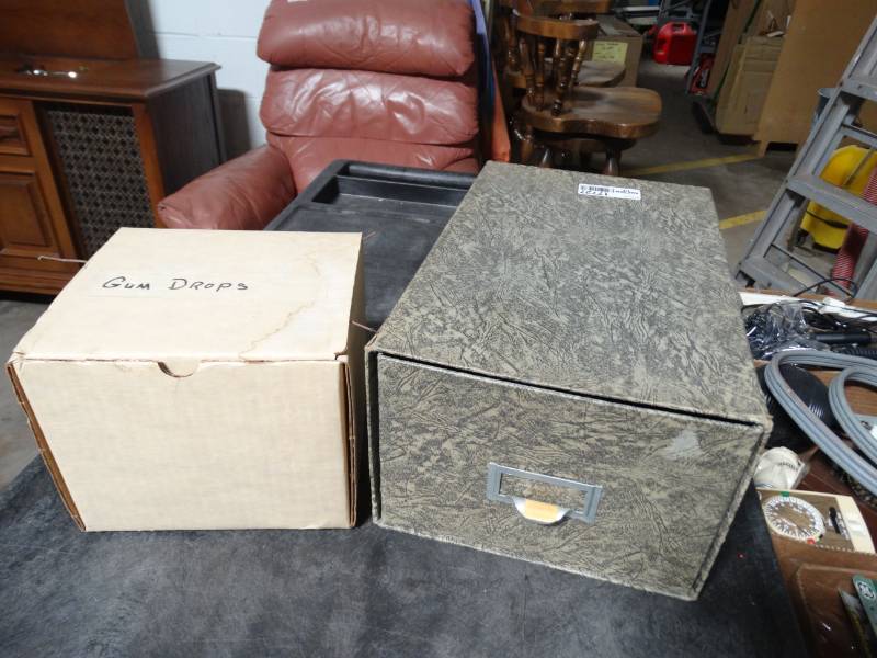lot 17727 image: Gum drop decor, & storage box.