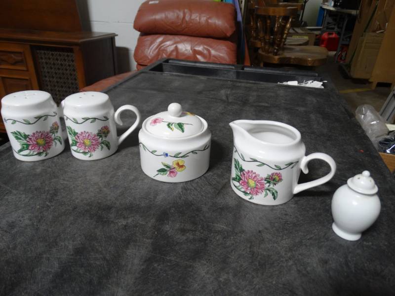 lot 17730 image: Little decor tea set.