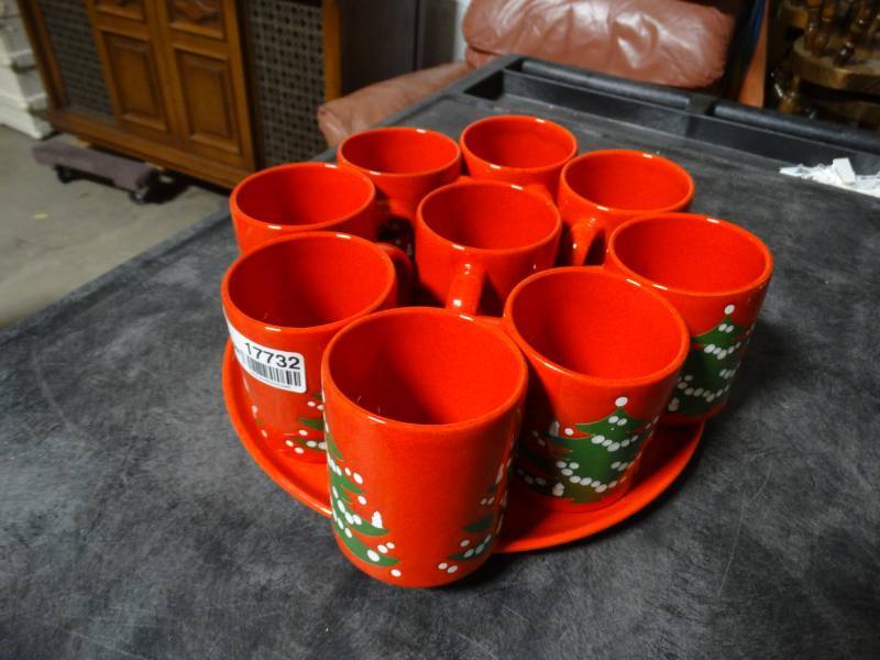 lot 17732 image: Christmas mugs & plate.