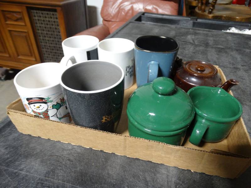 lot 17736 image: Lot of mugs, & tea pot.