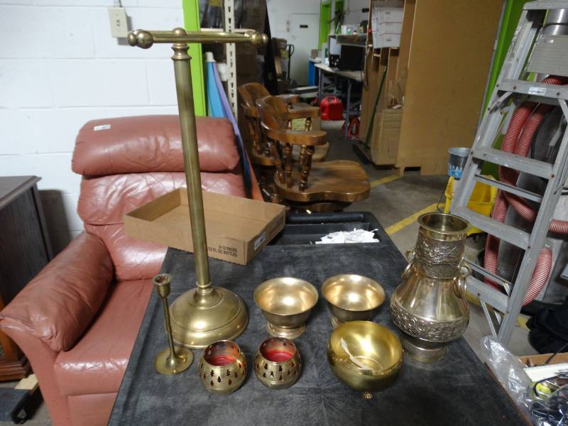 lot 17739 image: Lot of brass decor.