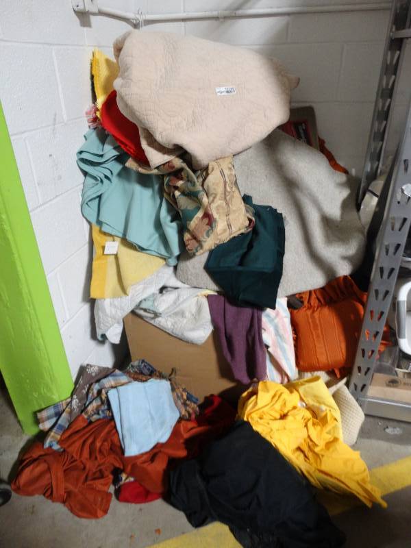 lot 17745 image: Large lot of various linen.