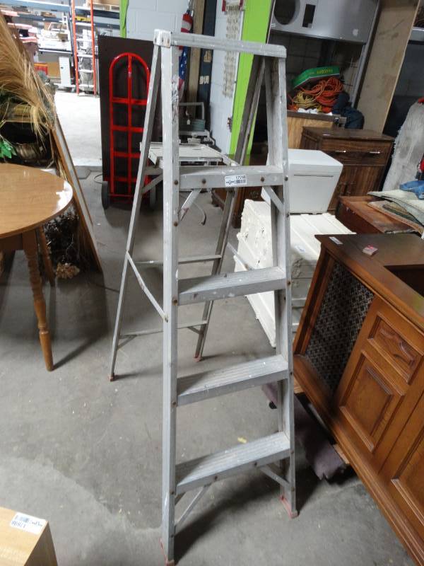 lot 17746 image: 5 aluminum ladder.
