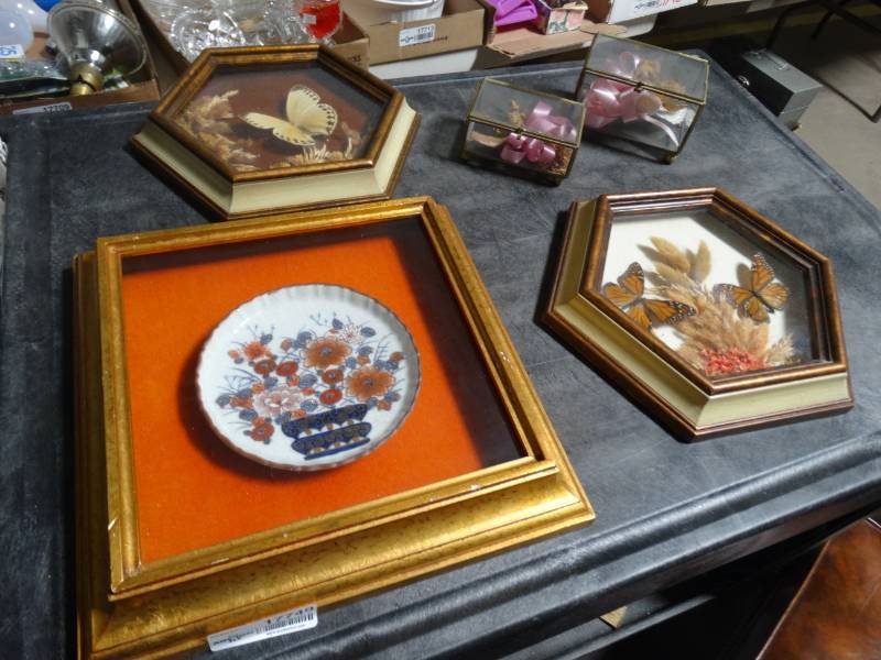 lot 17749 image: Lot of wall art.