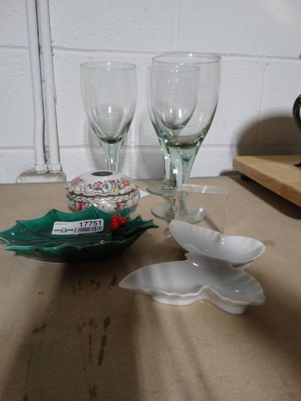 lot 17751 image: Lot of home decor & large steamware glasses.