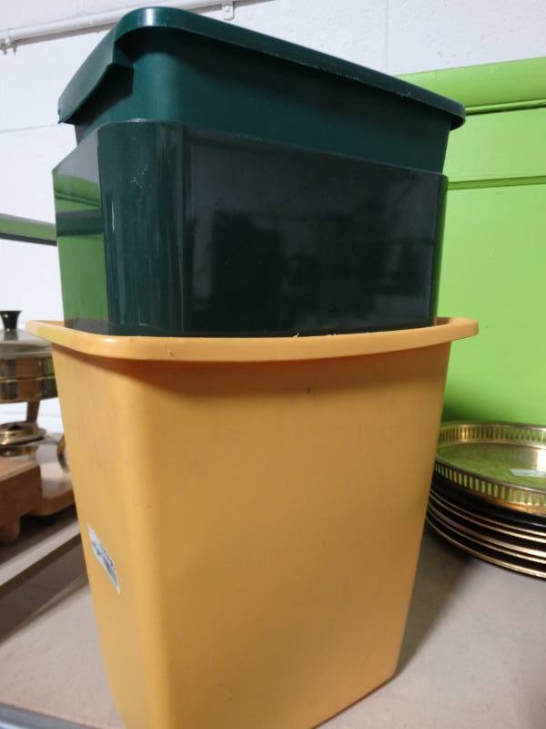 lot 17756 image: Lot of 3 small trashcans.