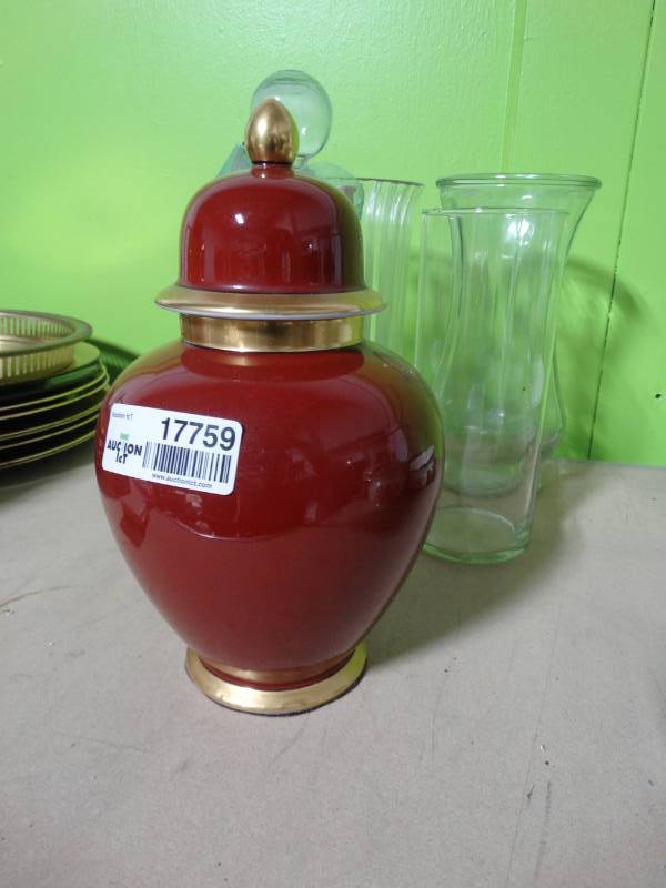 lot 17759 image: Lot of various vases.