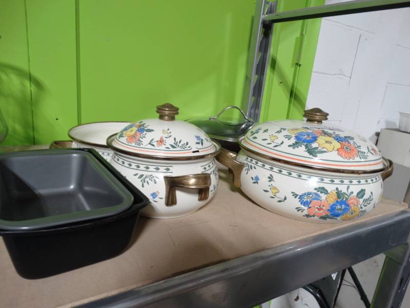 lot 17760 image: Lot of kitchen bowls & pans.