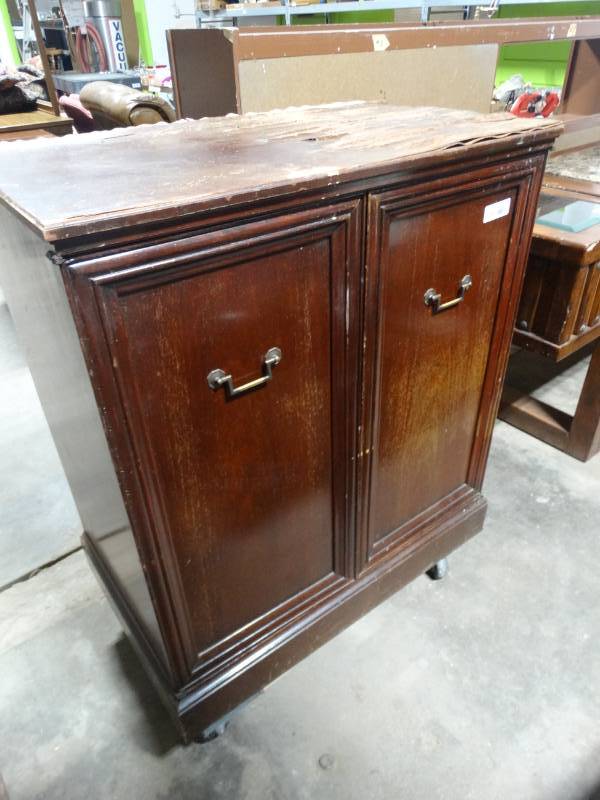 lot 17771 image: Magnavox radio phonograph.