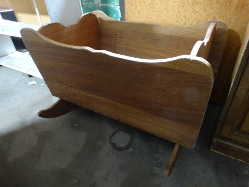 lot 17779 image: Large wooden craddle.