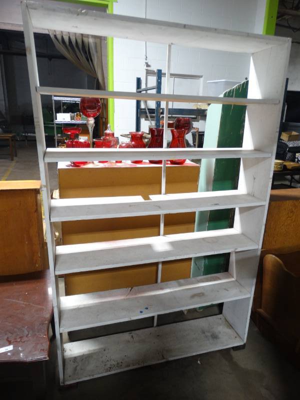 lot 17780 image: Wooden white shelf.