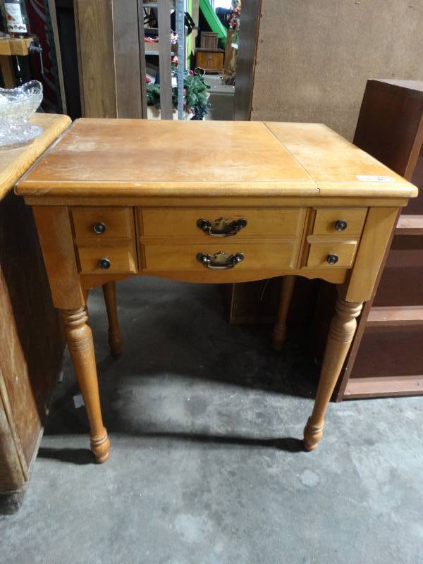 lot 17788 image: Singer sewing machine & cabinet.