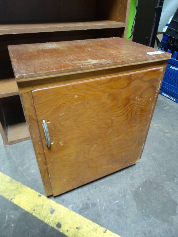 lot 17792 image: Small wooden cabinet.