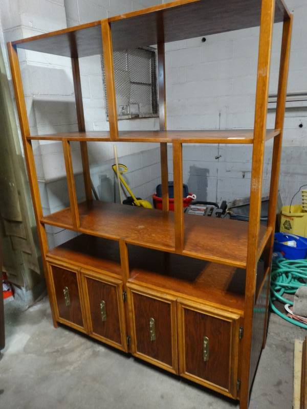 lot 17794 image: Nice wooden shelf wunder storage.