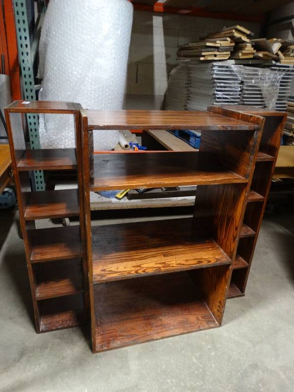 lot 17798 image: Wooden shelf.