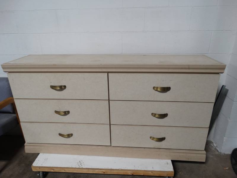 lot 17805 image: 6 drawer dresser.