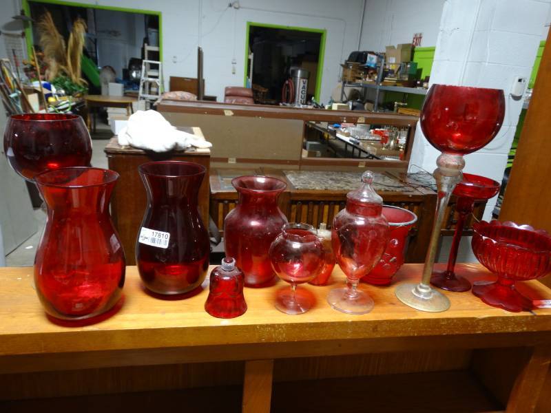 lot 17810 image: Lot of red glass decor.