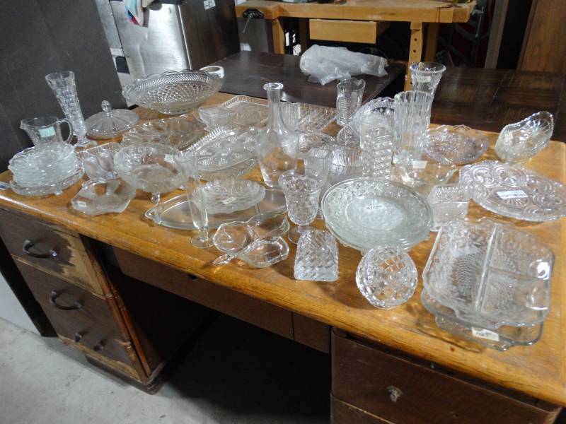 lot 17811 image: Large lot of various glassware.