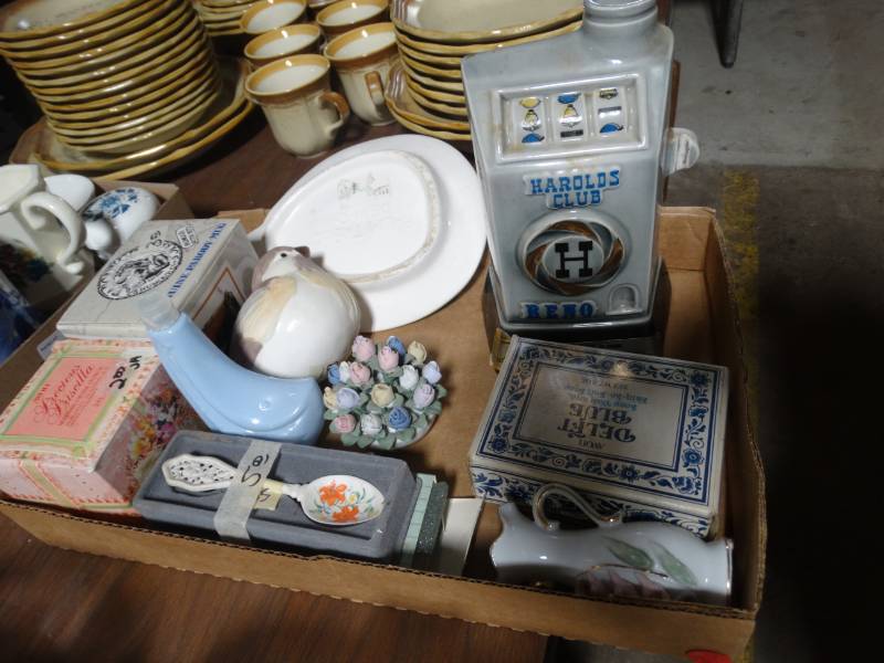 lot 17820 image: Lot of home decor.