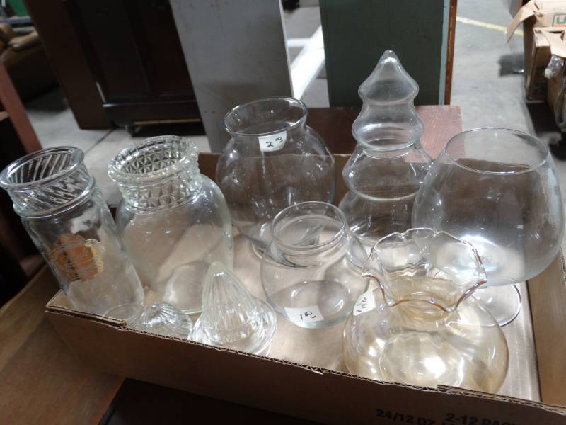lot 17825 image: Lot of glass vases.