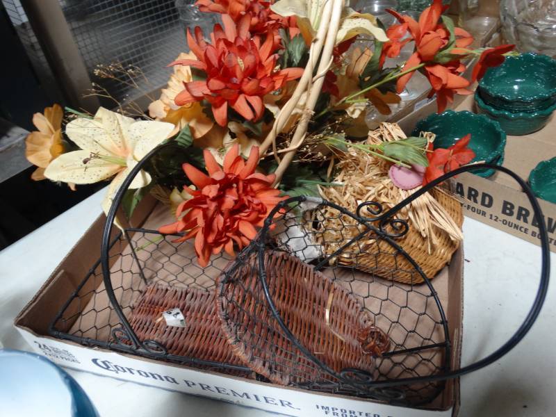 lot 17827 image: Lot of decorative baskets.