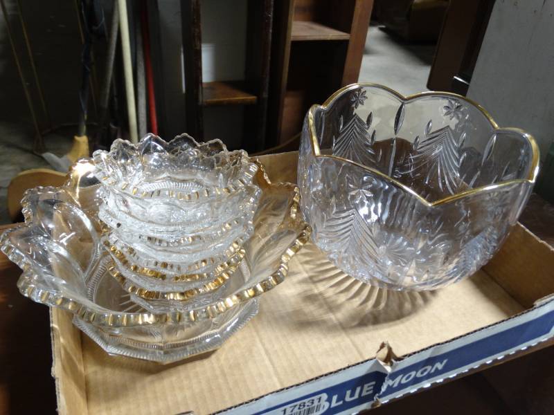 lot 17831 image: 6pc class set with gold trim.