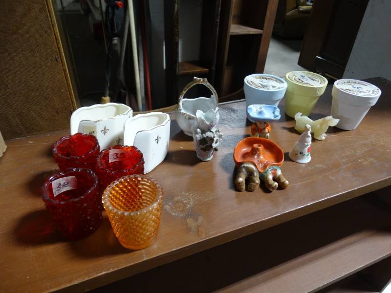 lot 17832 image: Lot of home decor.