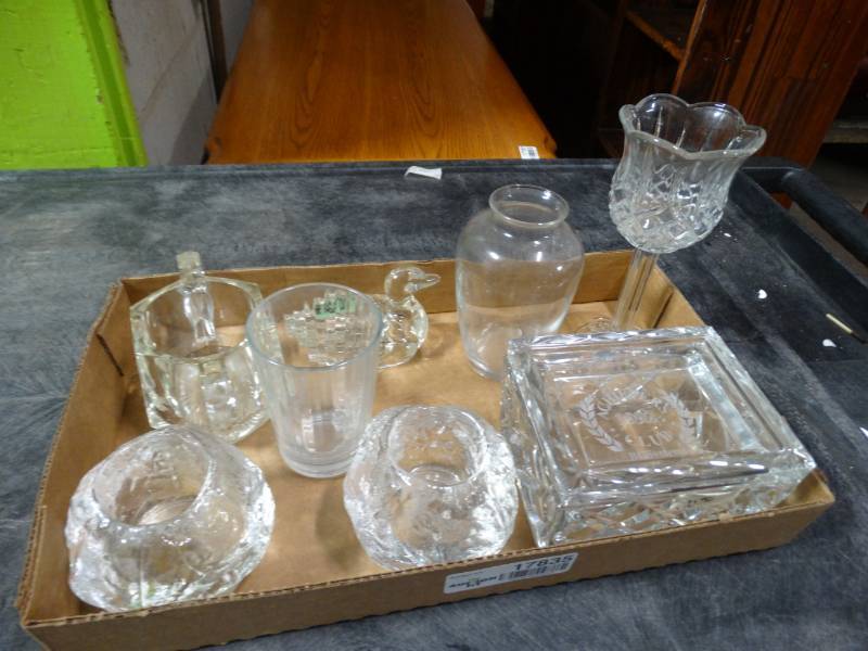 lot 17835 image: Lot of decorative glassware.