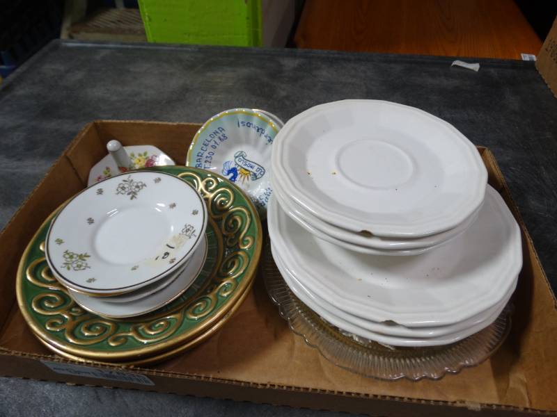 lot 17836 image: Lot of decorative plates.