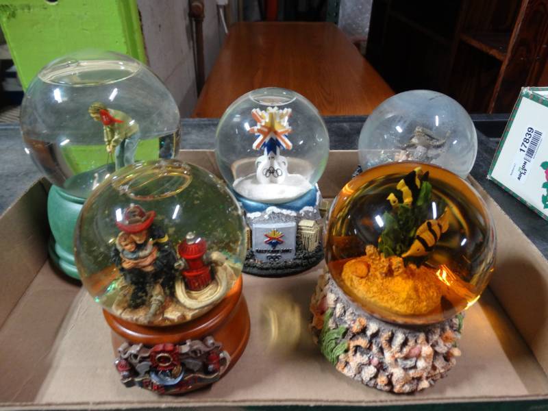 lot 17838 image: Lot of decorative snow globes.