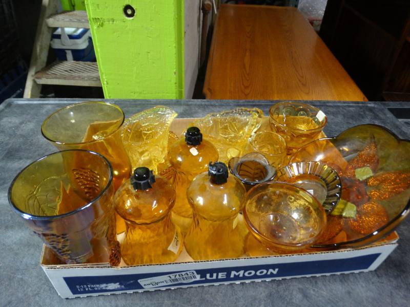 lot 17843 image: Lot of amber glassware.