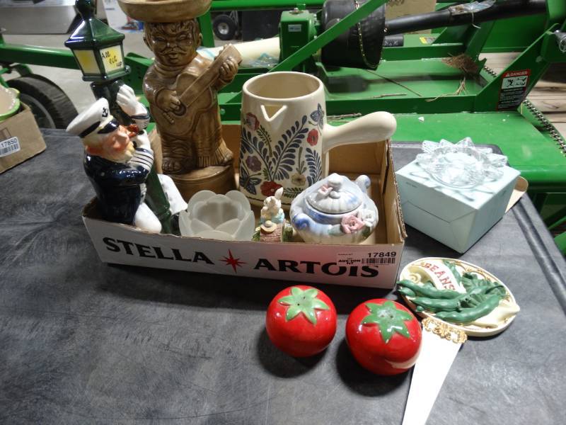 lot 17849 image: Lot of home decor.
