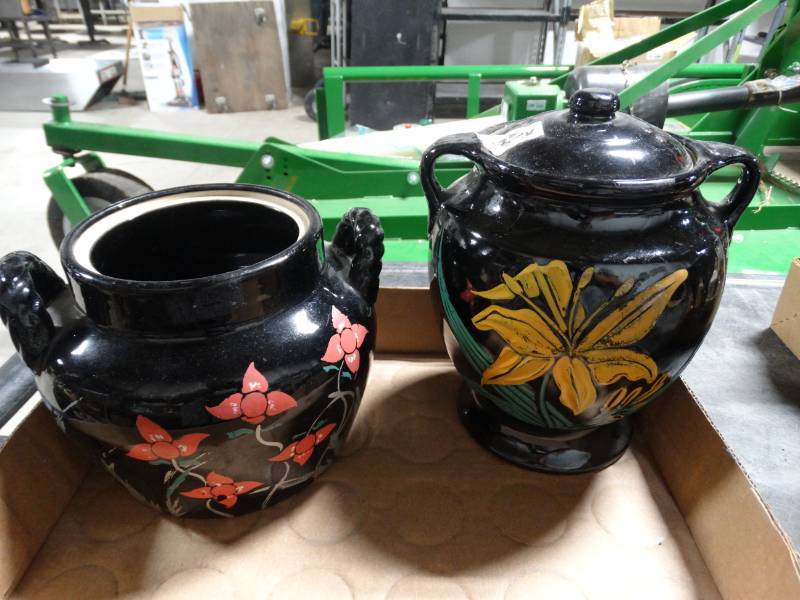 lot 17852 image: 2 Decorative pottery vases.