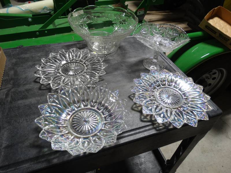 lot 17853 image: Lot of decorative glass bowls.