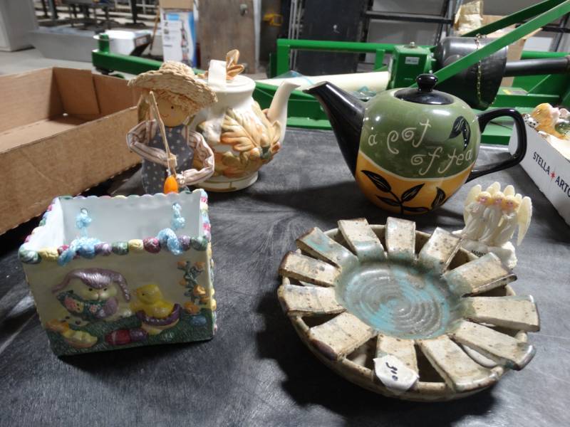 lot 17856 image: Lot of home decor.