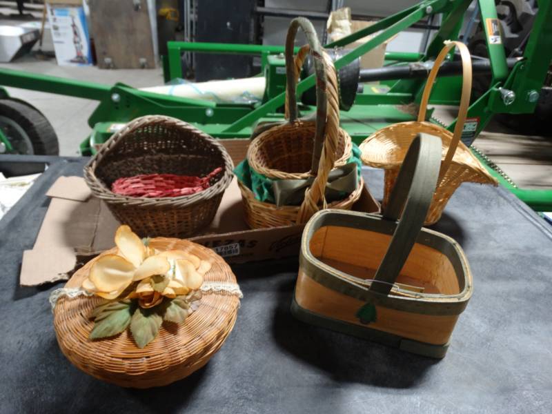 lot 17857 image: Lot of various baskets.