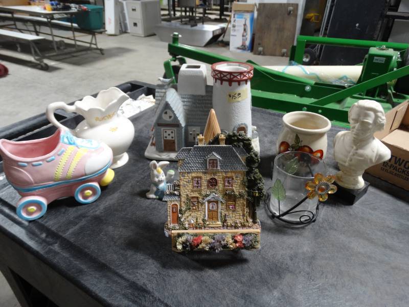 lot 17859 image: Lot of home decor.