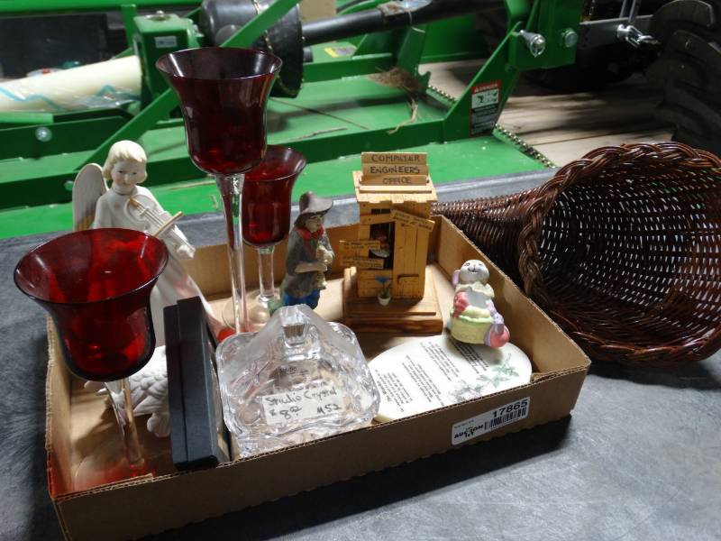 lot 17865 image: Lot of home decor.