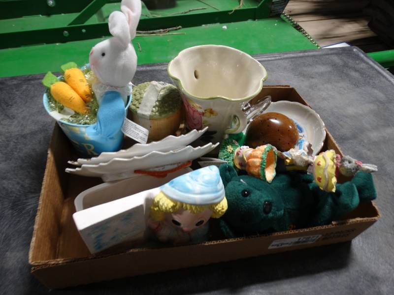 lot 17871 image: Lot of home decor.