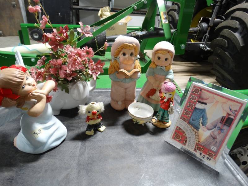 lot 17872 image: Lot of home decor.