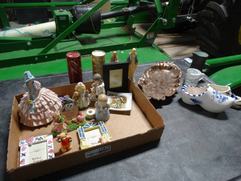 lot 17873 image: Lot of home decor.