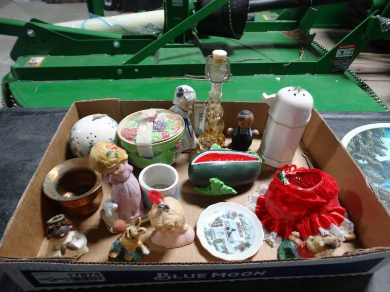 lot 17874 image: Lot of home decor.