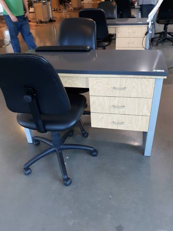 lot 1002 image: Double Sided Nail Station with Two Chairs