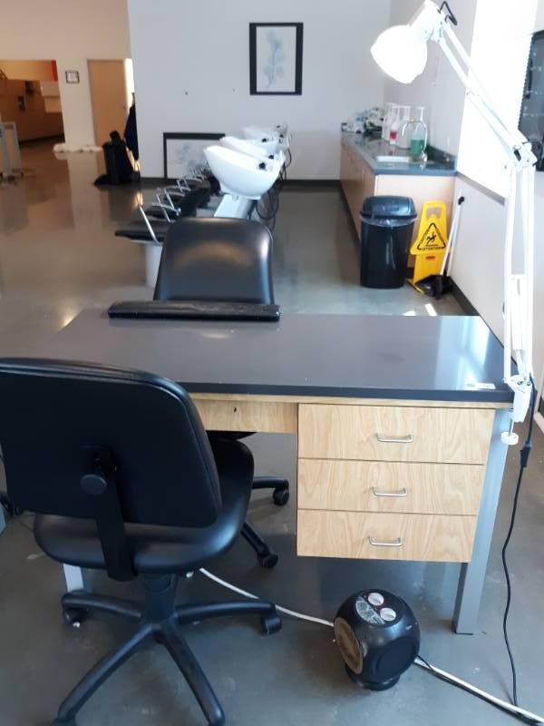 lot 1007 image: Double Sided Nail Station with Two Chairs With Swing Arm Light