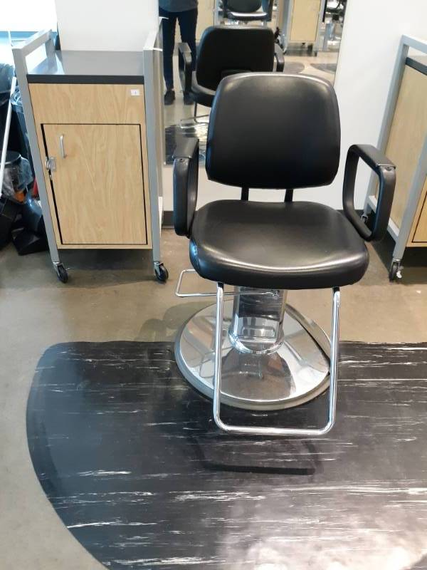 lot 1015 image: BarberPub Classic Hydraulic Black Barber and Salon Chair, Half Moon Floor Mat and Rolling Clipper Station, Mirror Not Included