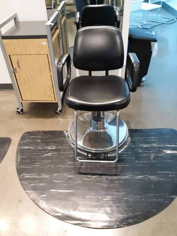 lot 1018 image: BarberPub Classic Hydraulic Black Barber and Salon Chair, Half Moon Floor Mat and Rolling Clipper Station, Mirror Not Included