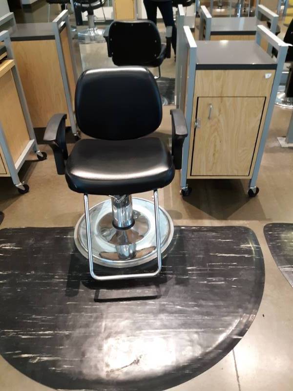 lot 1020 image: BarberPub Classic Hydraulic Black Barber and Salon Chair, Half Moon Floor Mat and Rolling Clipper Station, Mirror Not Included